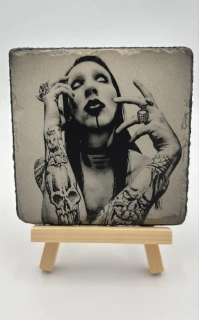 Podtácek břidlice Marilyn Manson 1